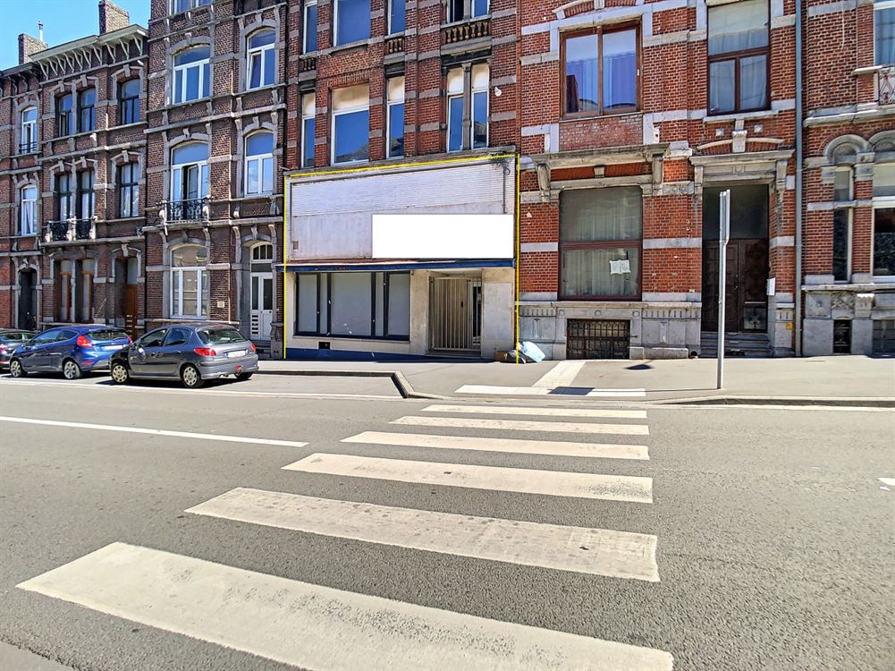 BEAU REZ-DE-CHAUSSEE COMMERCIAL AU CENTRE DE CHARL