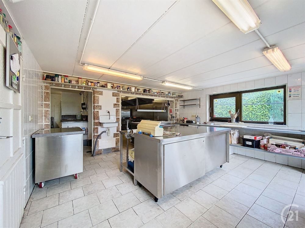 Villa 4 façades avec salle de banquet et espace pr
