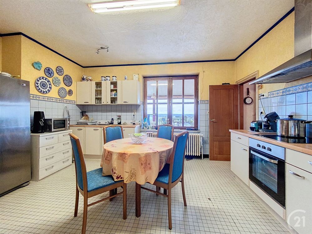 Villa 4 façades avec salle de banquet et espace pr