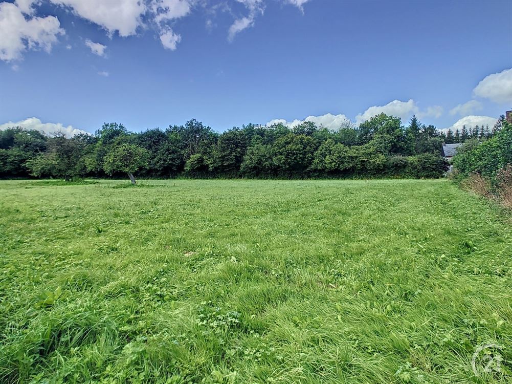 Ferme avec dépendances et terrain à rénover