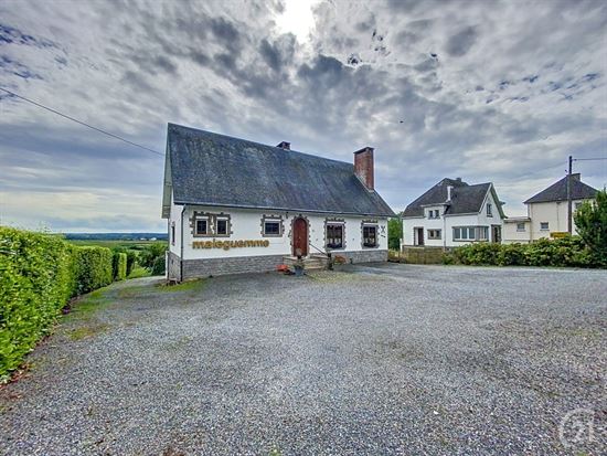 Villa 4 façades avec salle de banquet et espace pr