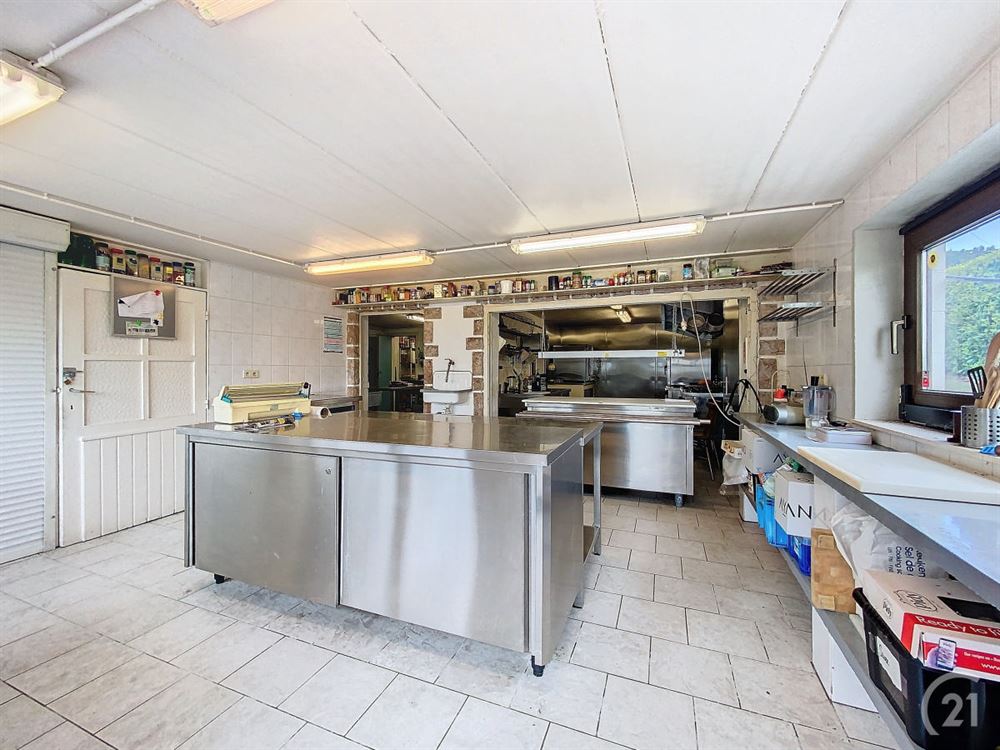 Villa 4 façades avec salle de banquet et espace pr