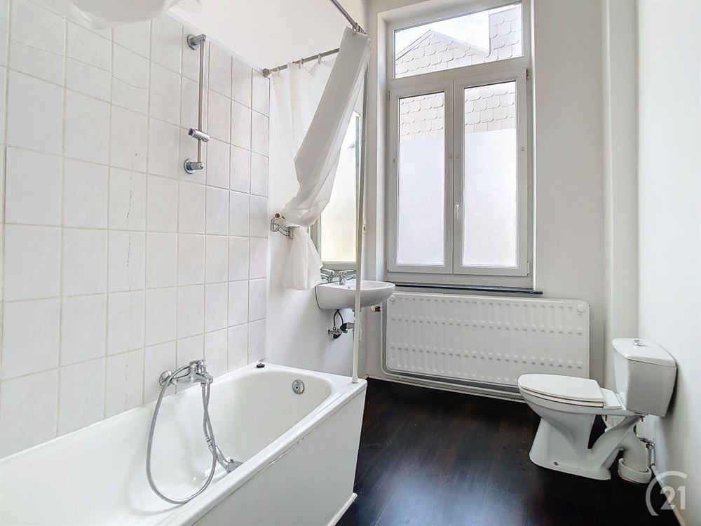 MAISON DE COMMERCE + APPARTEMENT IDEALEMENT SITUEE