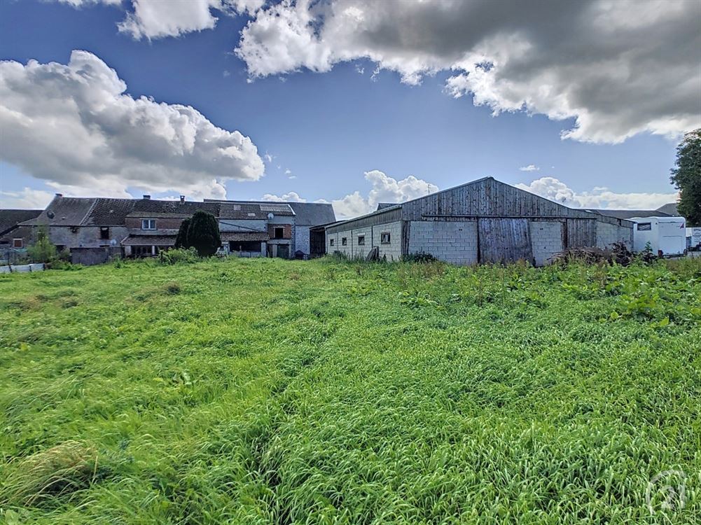 Ferme avec dépendances et terrain à rénover