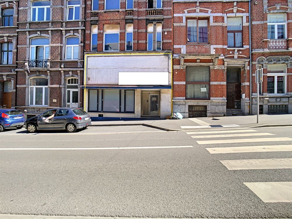 BEAU REZ-DE-CHAUSSEE COMMERCIAL AU CENTRE DE CHARL