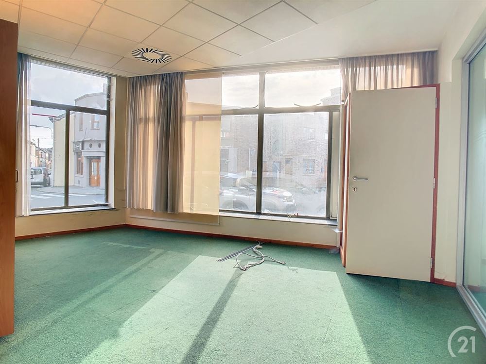 MAISON DE COMMERCE + APPARTEMENT IDEALEMENT SITUEE