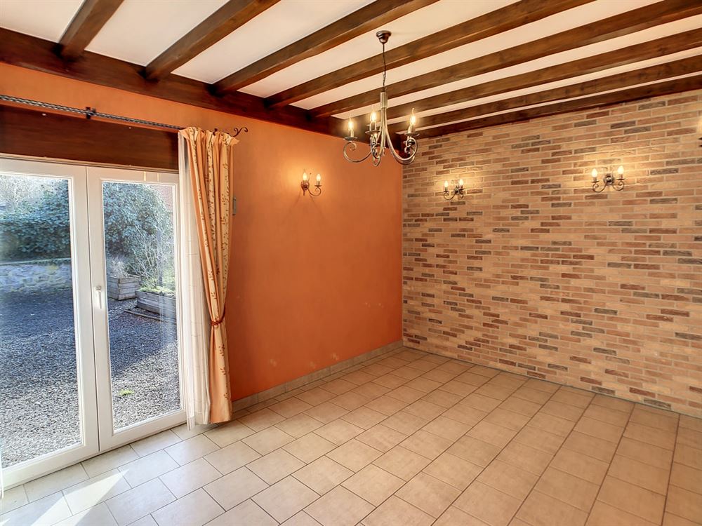 BUREAU AVEC CUISINE ET WC