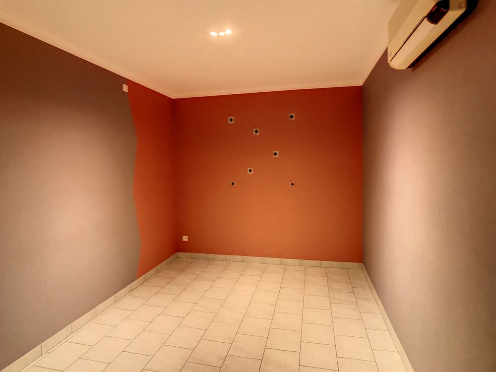 BUREAU AVEC CUISINE ET WC