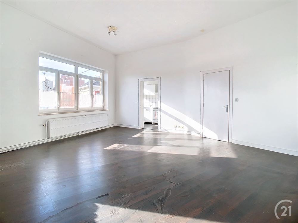 MAISON DE COMMERCE + APPARTEMENT IDEALEMENT SITUEE