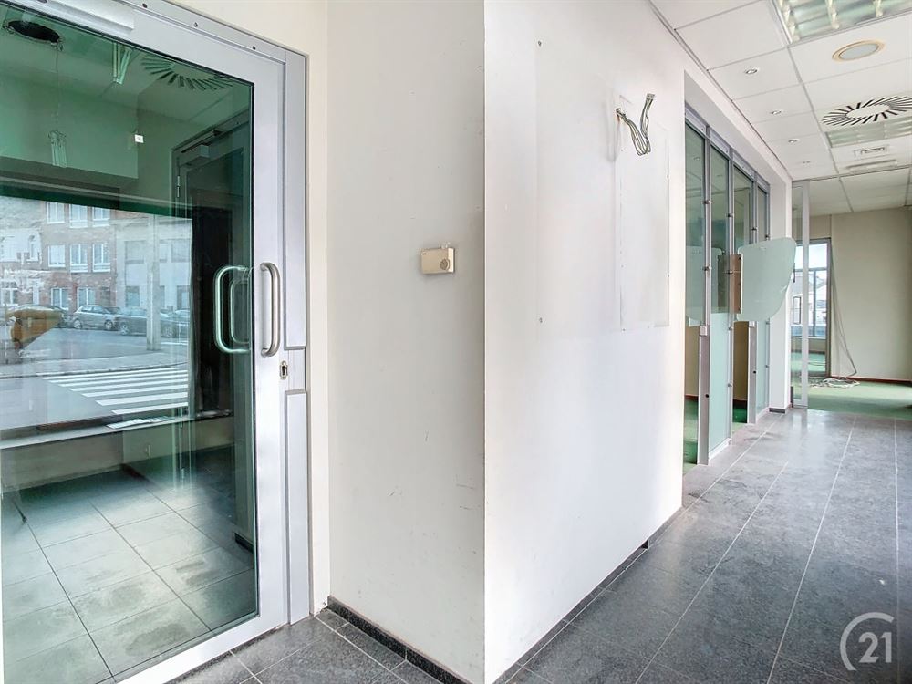 MAISON DE COMMERCE + APPARTEMENT IDEALEMENT SITUEE