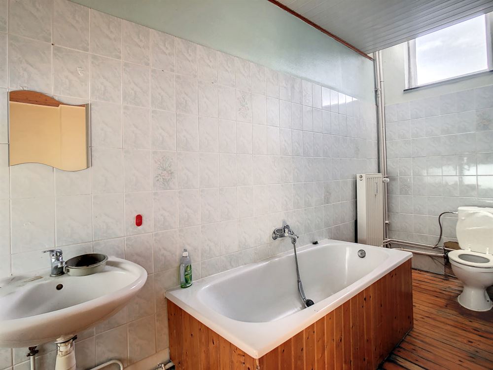 BELLE MAISON DE MAITRE SUR 3 NIVEAUX AVEC COUR