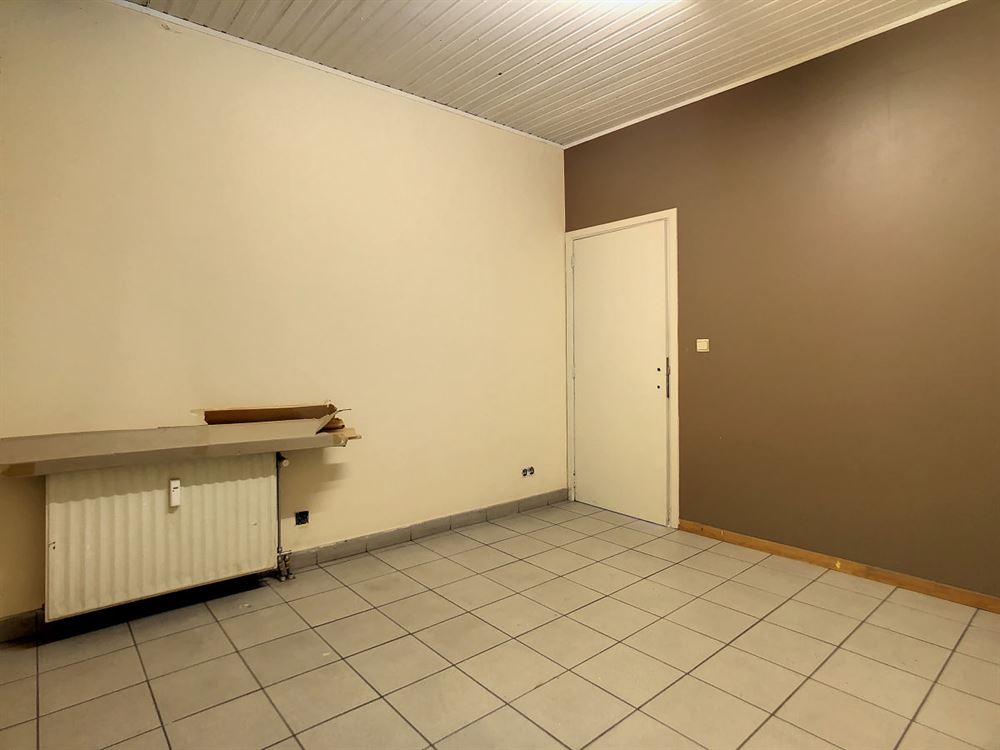 BEAU REZ-DE-CHAUSSEE COMMERCIAL AU CENTRE DE CHARL
