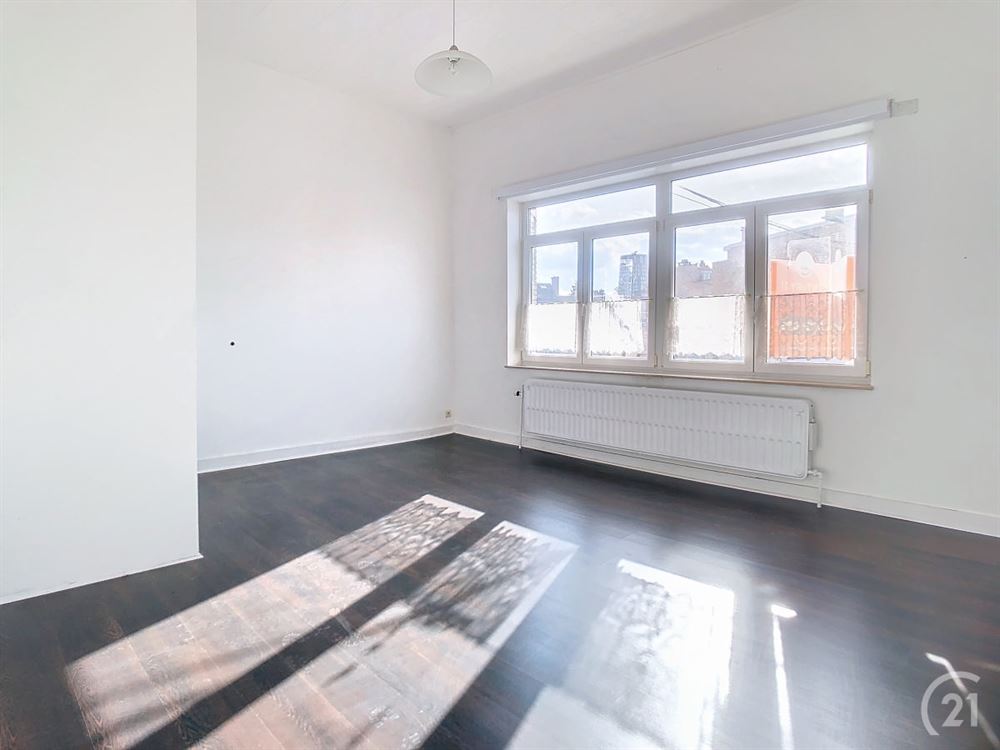 MAISON DE COMMERCE + APPARTEMENT IDEALEMENT SITUEE