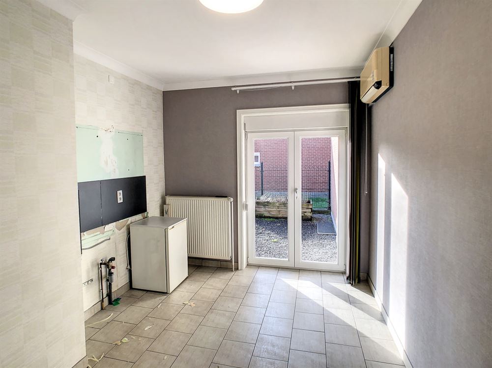 BUREAU AVEC CUISINE ET WC