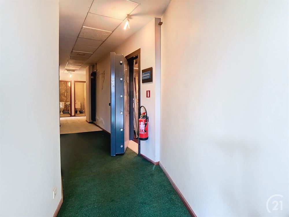 MAISON DE COMMERCE + APPARTEMENT IDEALEMENT SITUEE