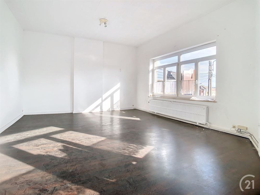 MAISON DE COMMERCE + APPARTEMENT IDEALEMENT SITUEE