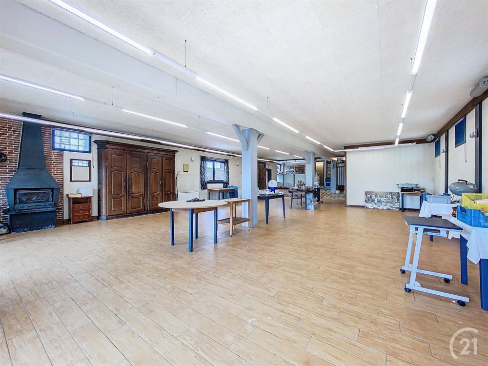 Villa 4 façades avec salle de banquet et espace pr