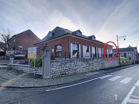 BUREAU AVEC CUISINE ET WC