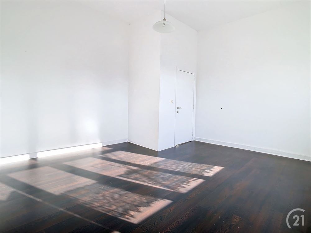 MAISON DE COMMERCE + APPARTEMENT IDEALEMENT SITUEE