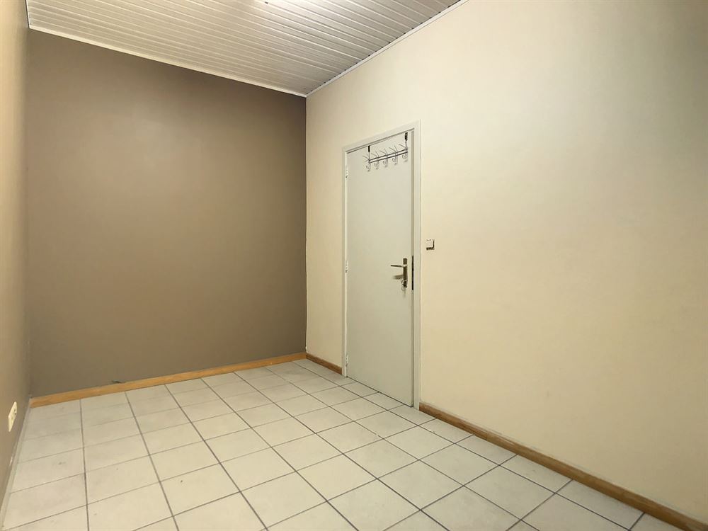 BEAU REZ-DE-CHAUSSEE COMMERCIAL AU CENTRE DE CHARL