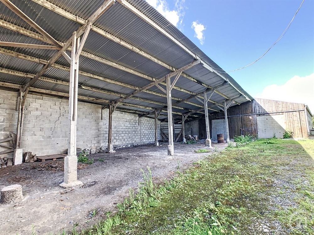 Ferme avec dépendances et terrain à rénover