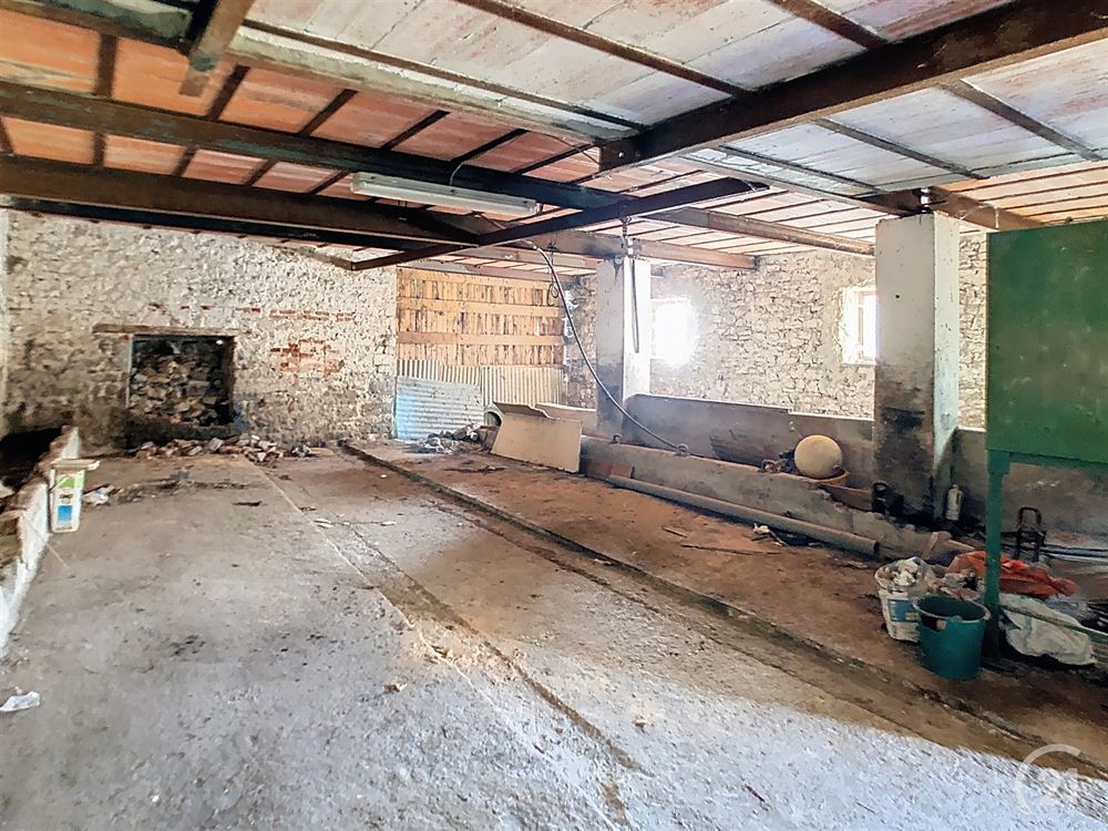 Ferme avec dépendances et terrain à rénover