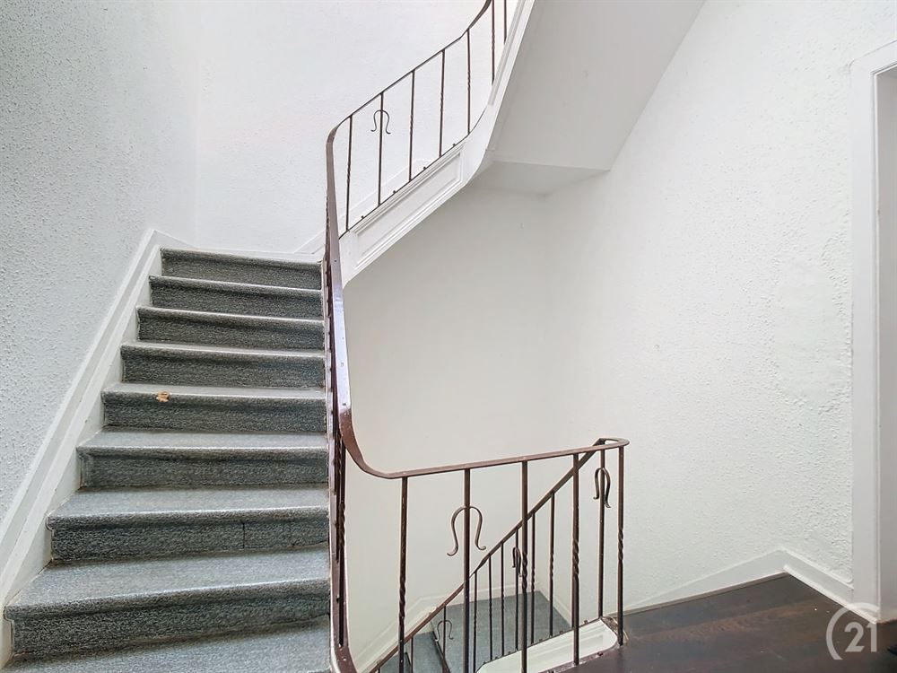 MAISON DE COMMERCE + APPARTEMENT IDEALEMENT SITUEE