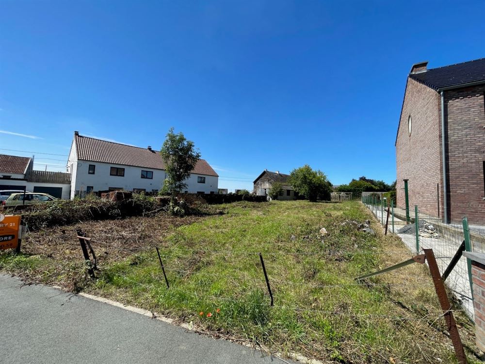 SUPERBE TERRAIN A BATIR DE 9,83 ARES - GARAGE - AC