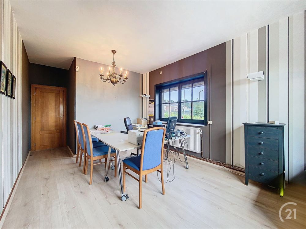 Villa 4 façades avec salle de banquet et espace pr