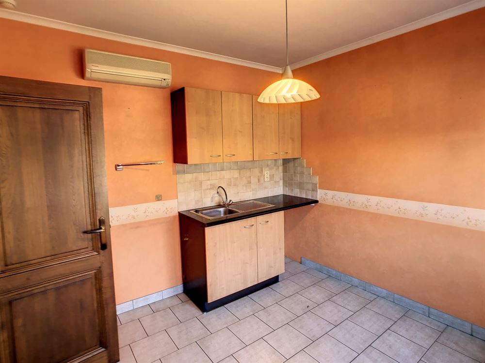 BUREAU AVEC CUISINE ET WC