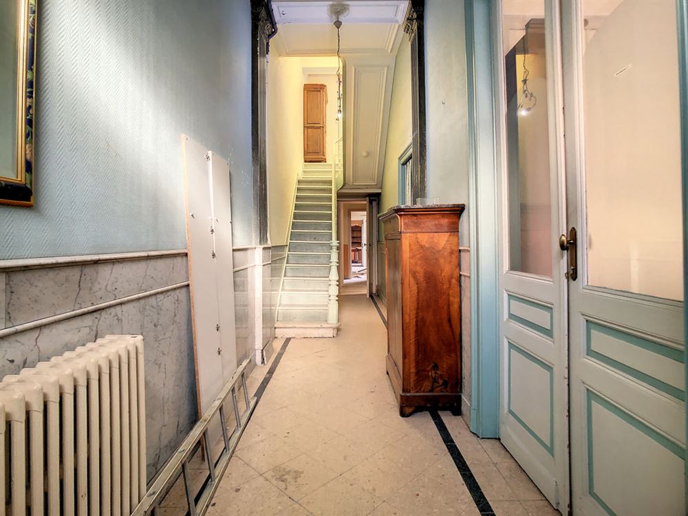 BELLE MAISON DE MAITRE SUR 3 NIVEAUX AVEC COUR