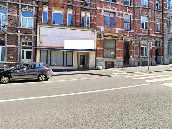 BEAU REZ-DE-CHAUSSEE COMMERCIAL AU CENTRE DE CHARL