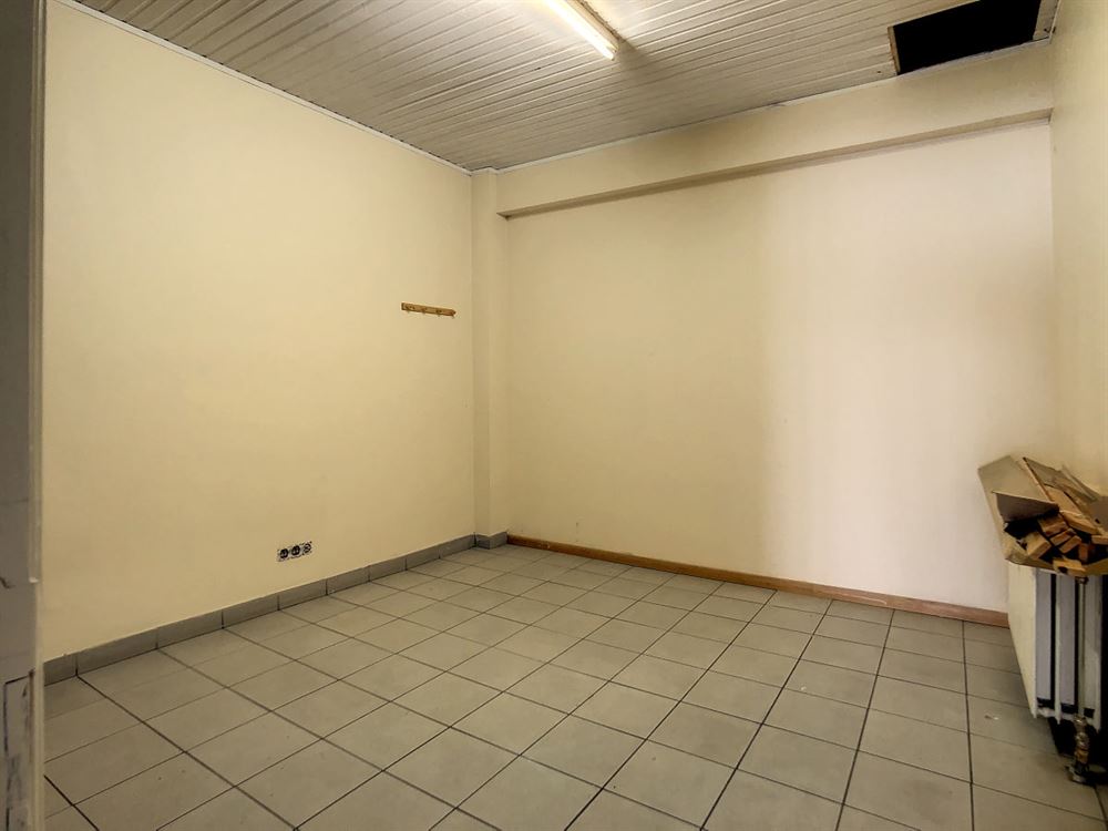 BEAU REZ-DE-CHAUSSEE COMMERCIAL AU CENTRE DE CHARL