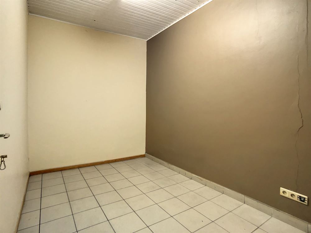 BEAU REZ-DE-CHAUSSEE COMMERCIAL AU CENTRE DE CHARL