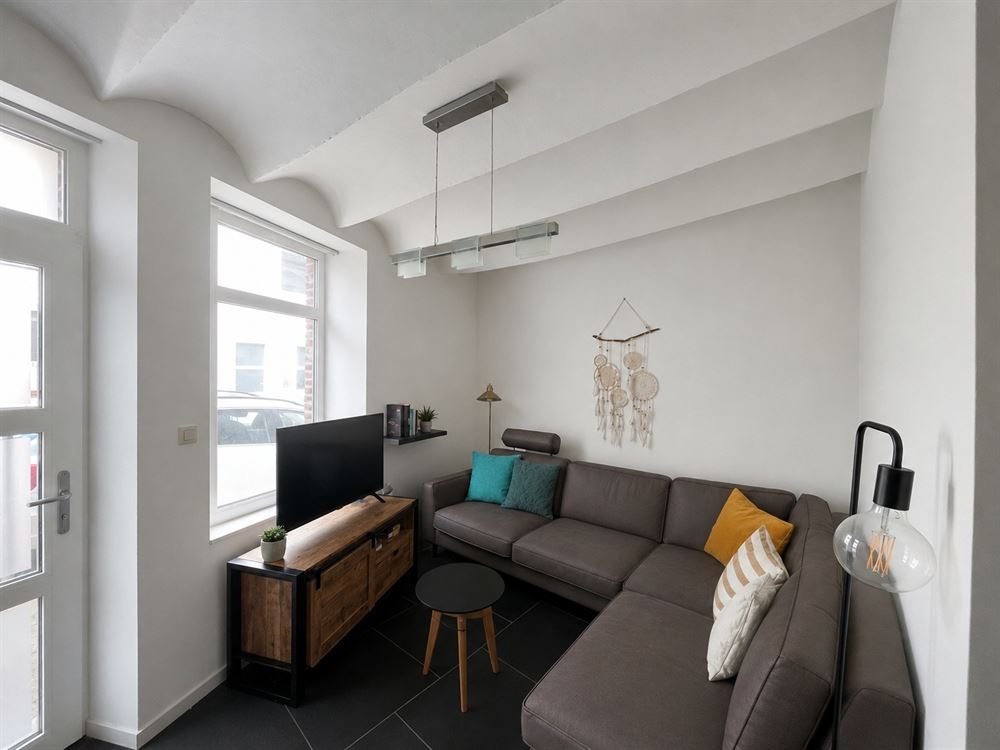 JOLIE MAISON ENTIEREMENT RENOVEE AVEC COUR DE 18 M