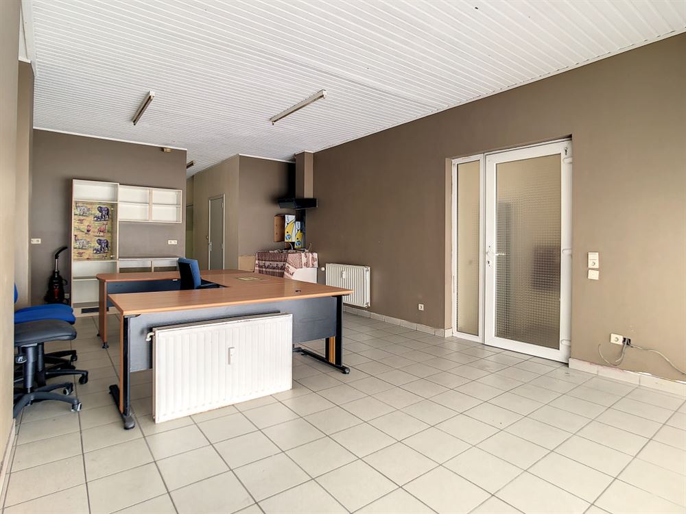 BEAU REZ-DE-CHAUSSEE COMMERCIAL AU CENTRE DE CHARL