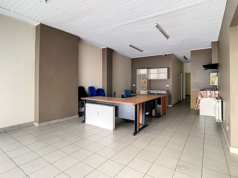 BEAU REZ-DE-CHAUSSEE COMMERCIAL AU CENTRE DE CHARL