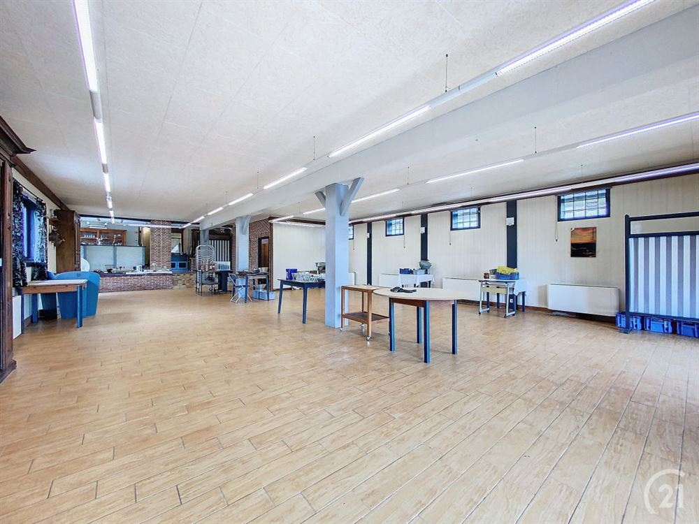 Villa 4 façades avec salle de banquet et espace pr