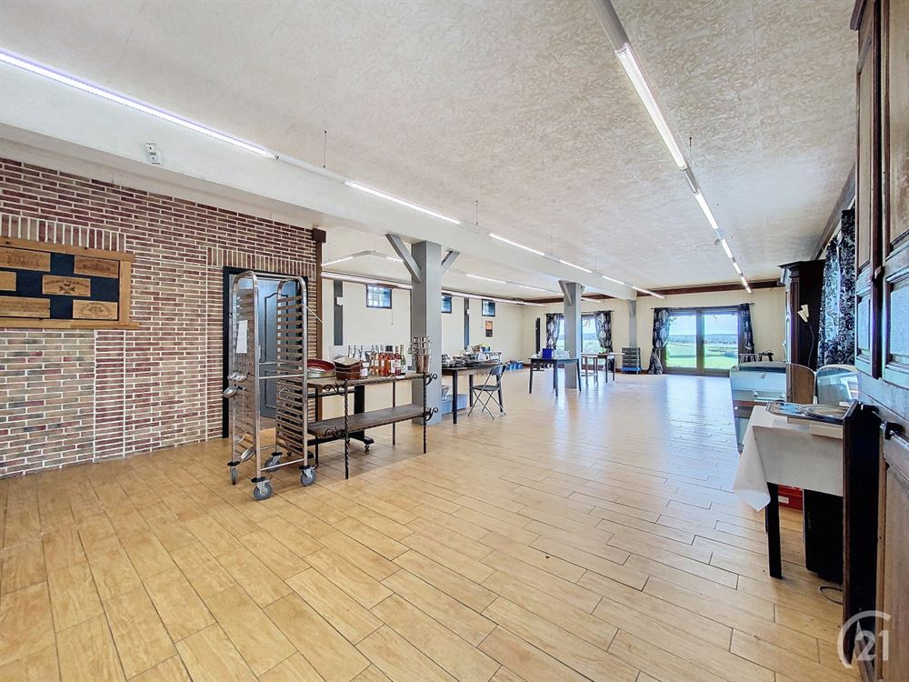 Villa 4 façades avec salle de banquet et espace pr
