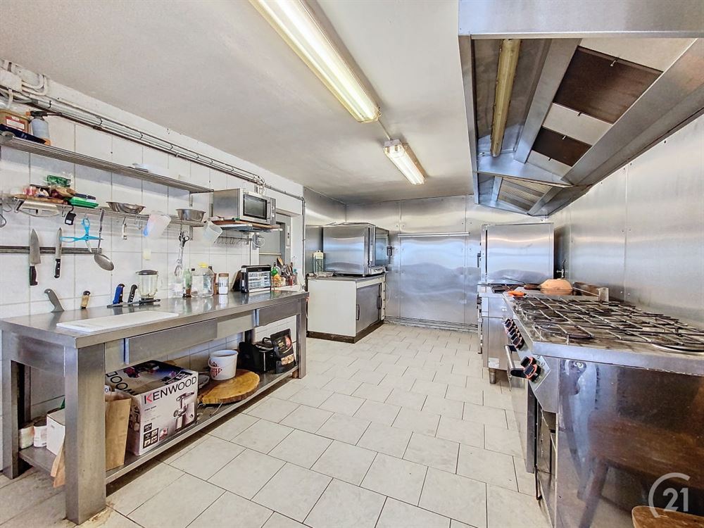 Villa 4 façades avec salle de banquet et espace pr