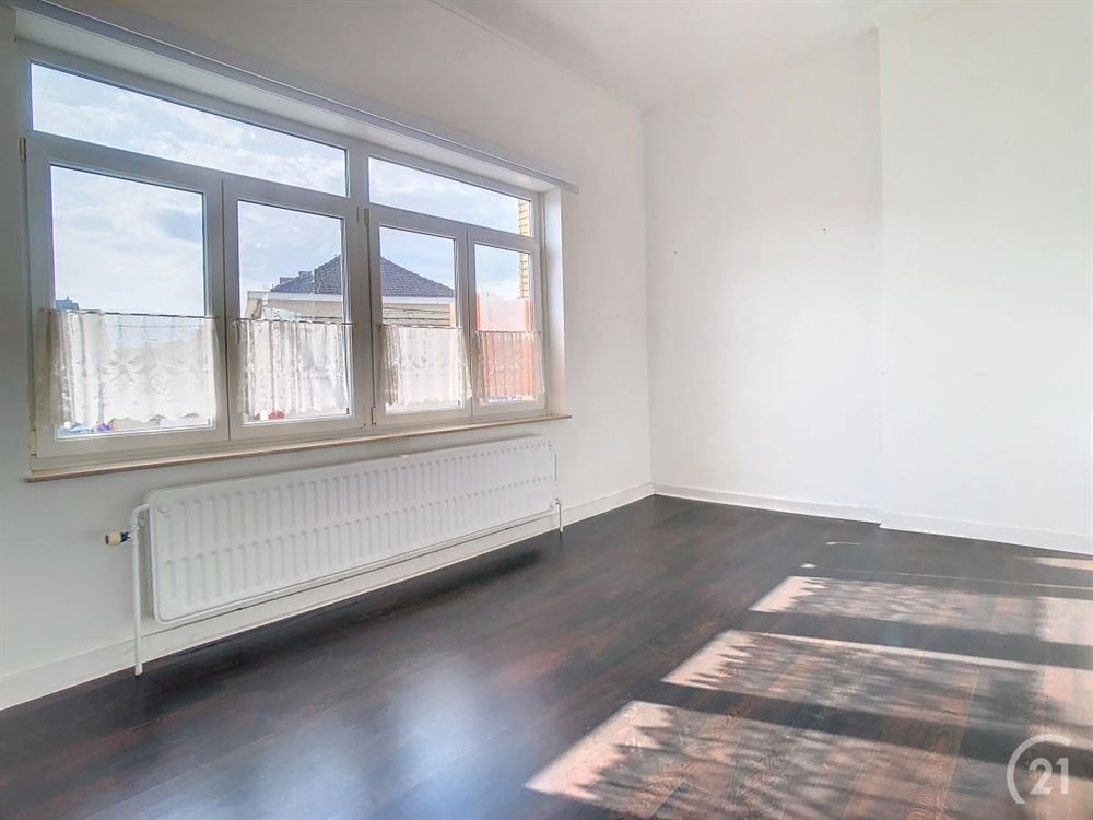 MAISON DE COMMERCE + APPARTEMENT IDEALEMENT SITUEE