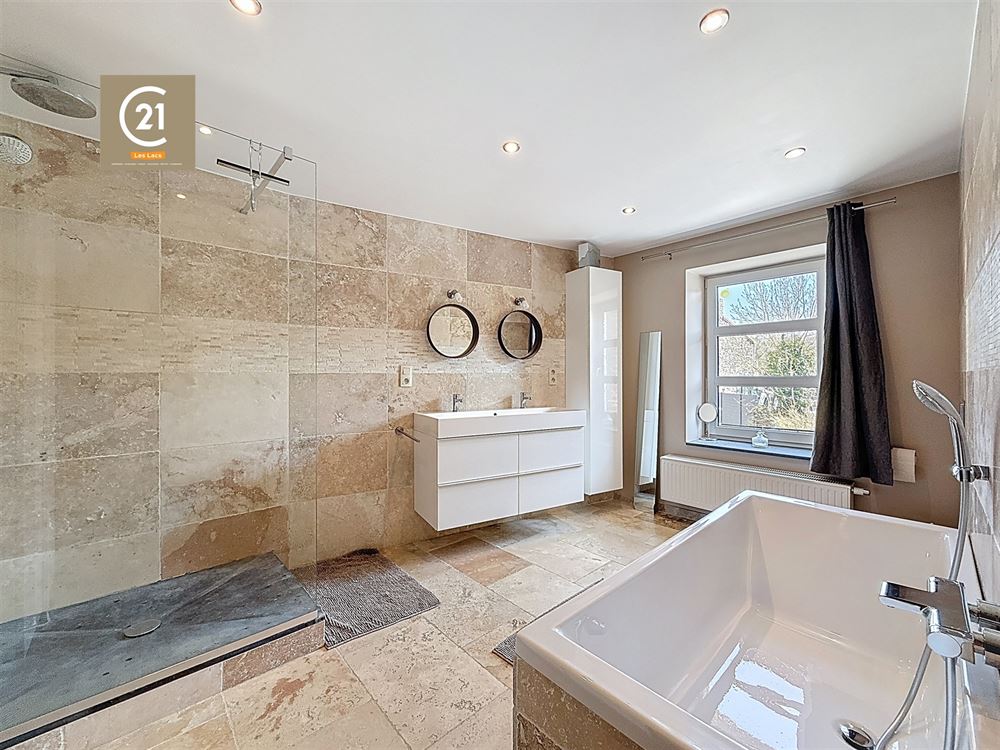 SUPERBE MAISON EN PIERRES DU PAYS + 166M² AMÉNAGEABLES