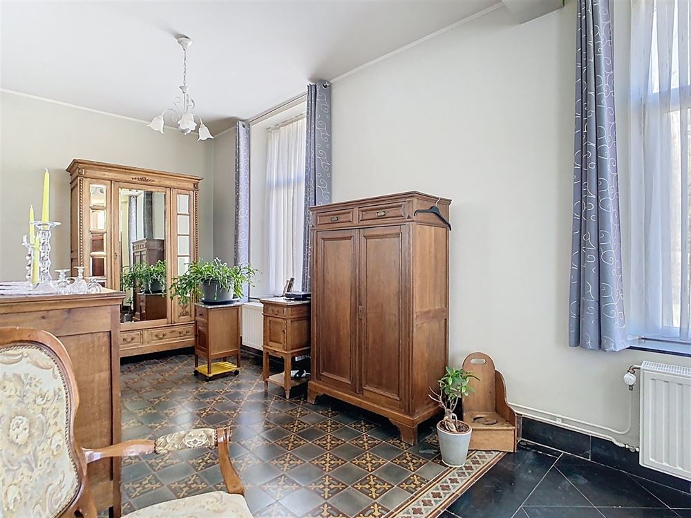 Belle maison offrant 4 chambres, jardin, garage et dépendances