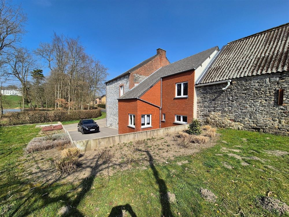 Belle maison offrant 4 chambres, jardin, garage et dépendances