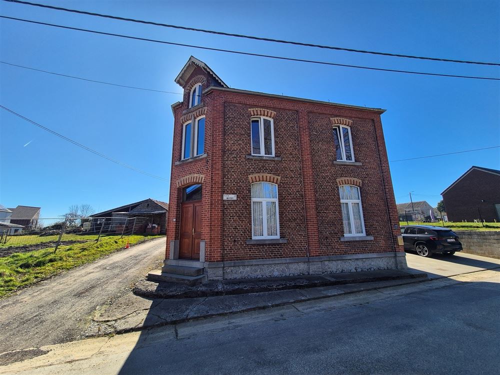 Belle maison offrant 4 chambres, jardin, garage et dépendances