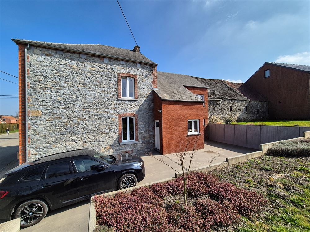 Belle maison offrant 4 chambres, jardin, garage et dépendances