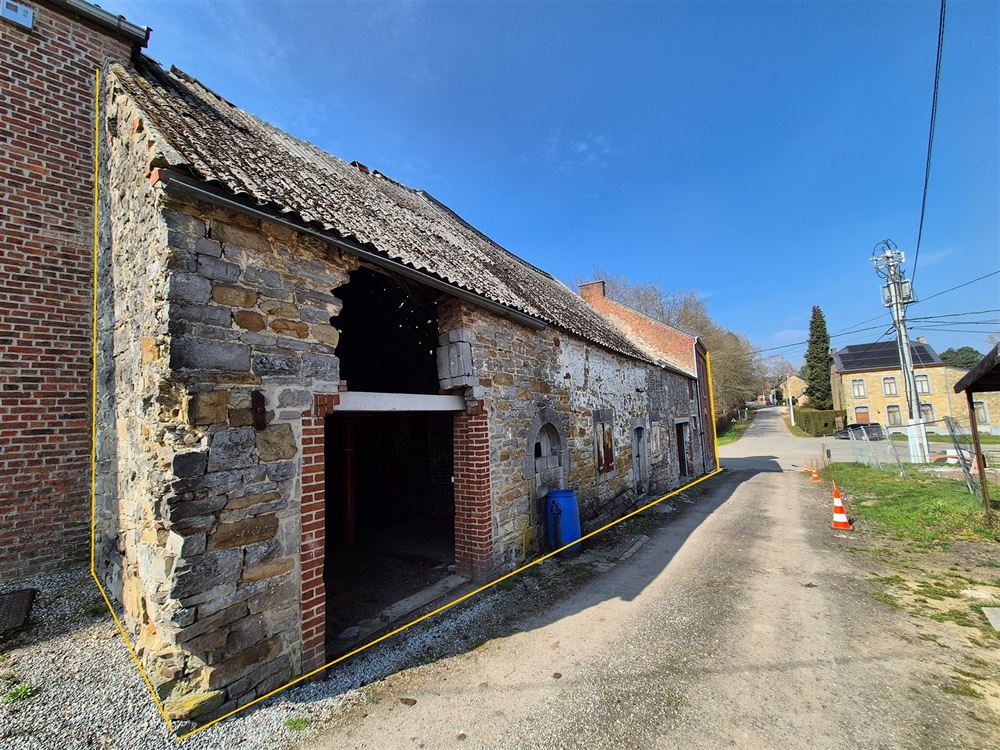 Belle maison offrant 4 chambres, jardin, garage et dépendances