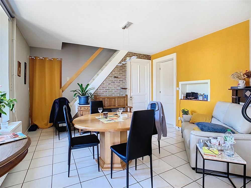 Belle maison offrant 4 chambres, jardin, garage et dépendances