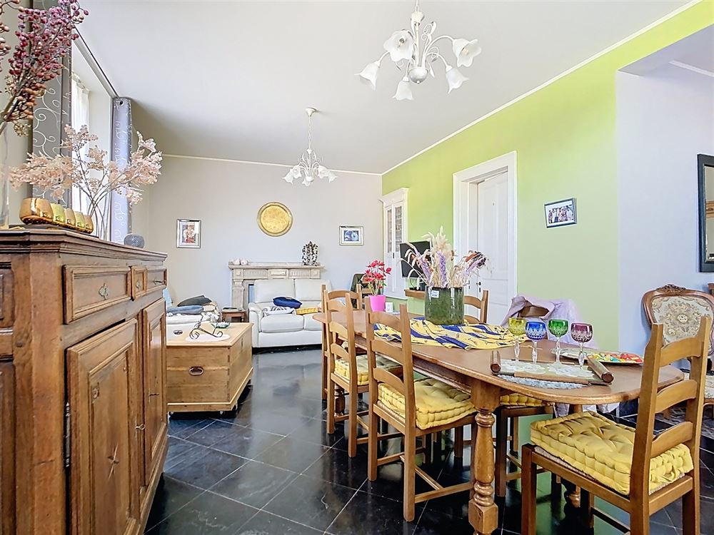 Belle maison offrant 4 chambres, jardin, garage et dépendances