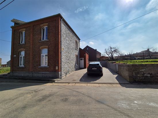 Belle maison offrant 4 chambres, jardin, garage et dépendances